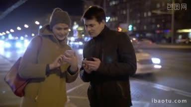 年轻的男女站在夜晚城市繁忙的道路上，用语言互相解释着什么